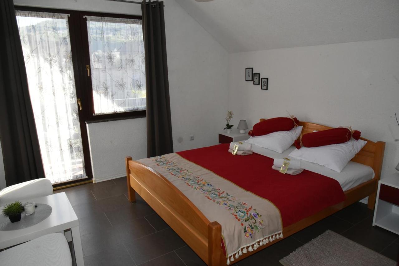 Apartment Bobic Licko Petrovo Selo Exterior foto